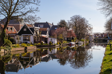 Fototapeta na wymiar casa en el canal de Edam, Holanda