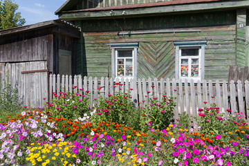 Typisches Wohnhaus im Osten von Weißrussland (Belarus)