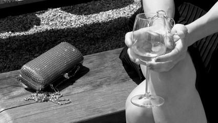 donna solitaria con calice di vino bianco