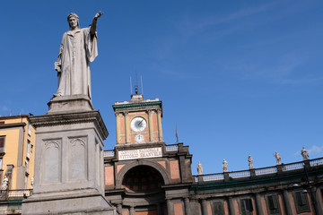 Fototapeta na wymiar Statue de Dante et le Convitto nazionale Vittorio Emanuele II à Naples