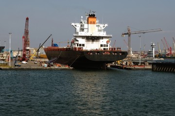 Cargo dans le port de Naples