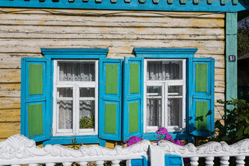 Fenster eines typischen Wohnhauses im Osten von Weißrussland (Belarus)