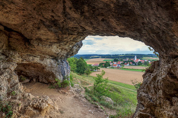 Blick aus den Mauerner Höhlen auf die Ortschaft Mauern