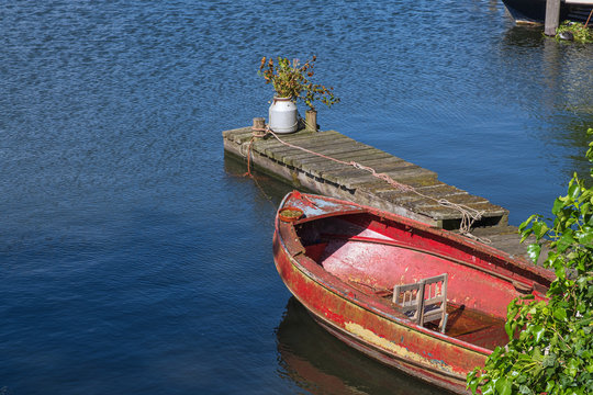 Kleines Boot im Hafen von Brielle/Niederlande
