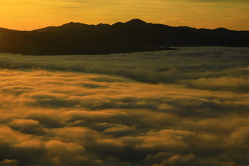 山並みと朝焼けの雲海