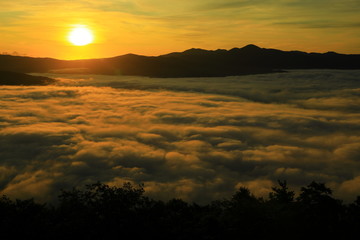 山並みと朝焼けの雲海