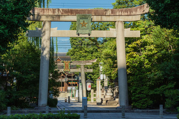 京都、晴明神社の一の鳥居と二の鳥居が見える風景