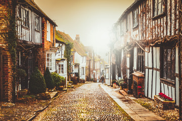 pretty Tudor half timber houses on a cobblestone street at Rye in West Sussex - obrazy, fototapety, plakaty
