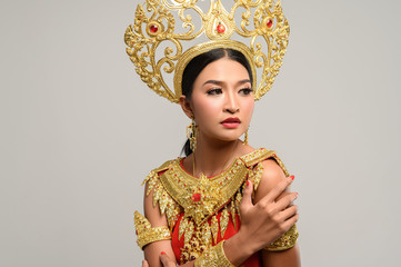 Beautiful women wear Thai clothes and stand to hug their breasts.
