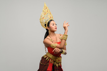 Women wear Thai clothes as a symbol. The right hand is placed on the left hand.