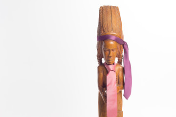 Talla de madera con forma de indio con corbatas bien anudadas; nudo de corbata en una talla con...