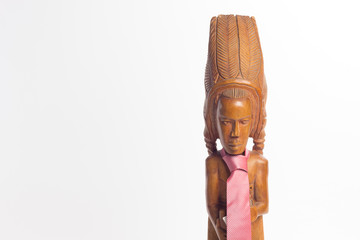 Talla de madera con forma de indio con corbatas bien anudadas; nudo de corbata en una talla con forma humana