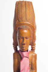 Talla de madera con forma de indio con corbatas bien anudadas; nudo de corbata en una talla con forma humana