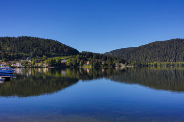 Fototapeta na wymiar the Gerardmer lake in France