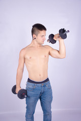 Fototapeta na wymiar Chico fitness selfie gimnasio en fondo blanco pesas 