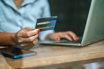woman sat with a laptop and paid with a credit card