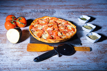 Pizza vegetariana vegan de tomate berengena y queso 