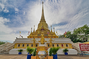 Fototapeta premium Golden Pagoda at Wat Pho Yai, Chachoengsao, Thailand