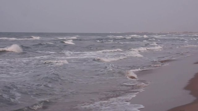 Margherita di Savoia - Mare mosso al tramonto con luna piena