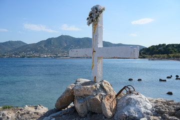 Gedenkkreuz am Ufer des Meeres, Mytilini, Insel Lesbos, Griechenland