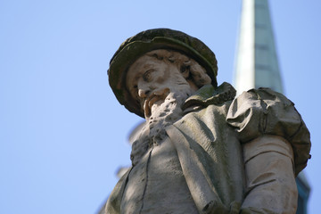 Steinfigur an einem historischen Brunnen im Zentrum von Duisburg