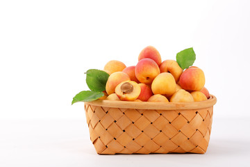 一竹筐新鲜带叶子的杏