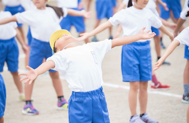 ラジオ体操をする小学生