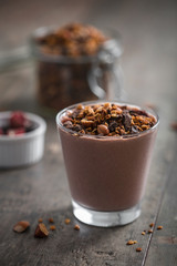 Fototapeta na wymiar yaourt au chocolat et granola