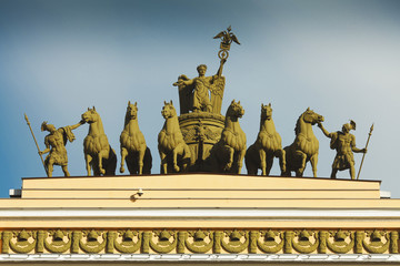 Obraz premium Architectural ensamble on the top of General Staff Building's Arch in Saint Petersburg. Palace Square. Outdoor shot