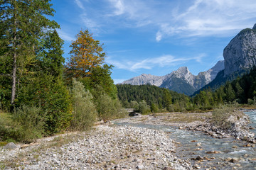 Fototapeta na wymiar Herbststimmung an einem Gebirgsbach in Tirol