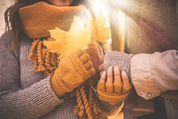 Zusammen Hände mit Handschuhen