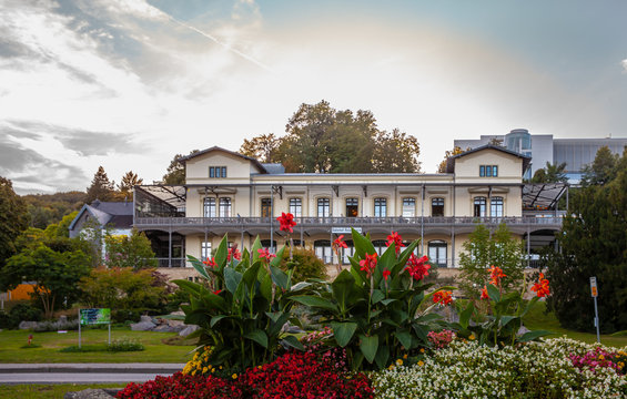 Empfangsgeb&auml;ude Bahnhof Rolandseck in der Stadt Remagen Stadtteil Rolandseck  Kulturdenkmal am Rhein