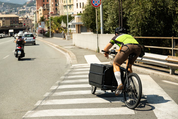 Naklejka premium Mobile app bike delivery boy delivering to bike with luggage rack