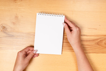 Obraz premium Female hands holding blank white paper