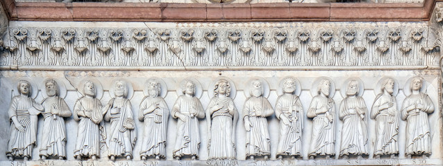 Obraz premium The central portal of the Cathedral of St Martin in Lucca. Lunette depicts the Virgin Mary with Apostles, Lucca, Italy.