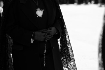A "manola" is holding a rosary