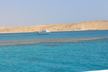 Fototapeta na wymiar white yacht in the red sea near the island