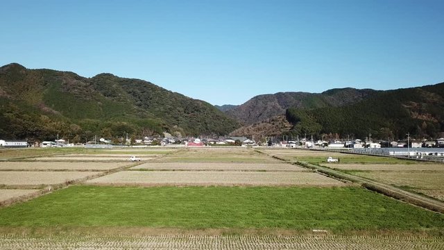冬の田んぼ 後退上昇して全景 空撮 クレーンアップ トラックバック パンダウン 上昇 後退 V02_284(DJI_0125)