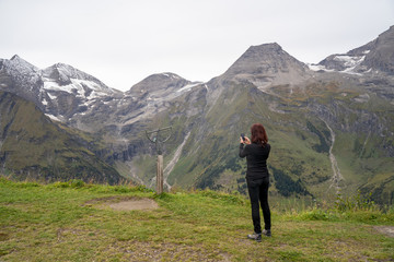 Naklejka na ściany i meble Junge Frau fotografiert in den Österreichischen Alpen