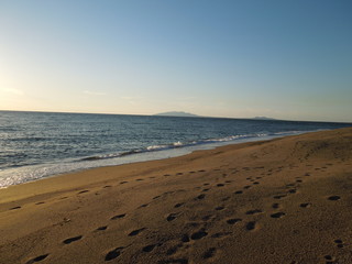 浜辺、明日へ続く足跡