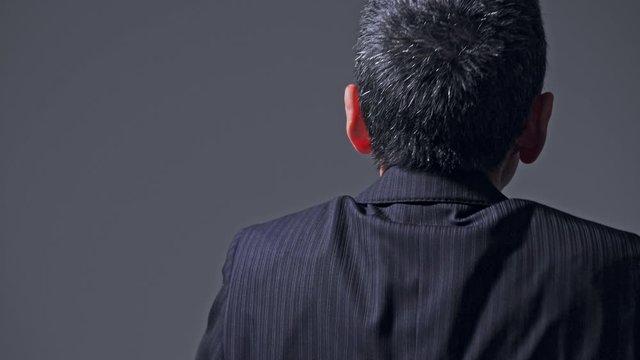 肩こりの中高年男性