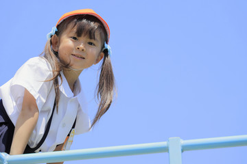 ジャングルジムに登る制服姿の幼児 (4歳児)