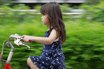 自転車に乗る幼児 (4歳児)