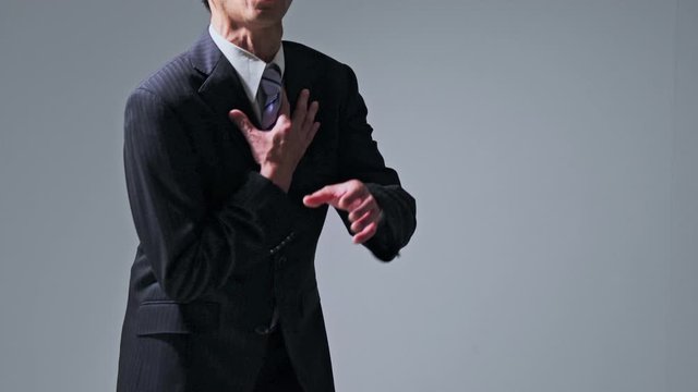 心臓が痛む男性