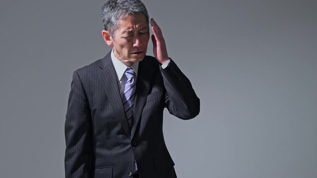 倒れる中高年男性