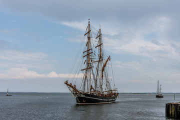 Fototapeta na wymiar the english training ship the eye of the wind entering the port of Ærøskøbing
