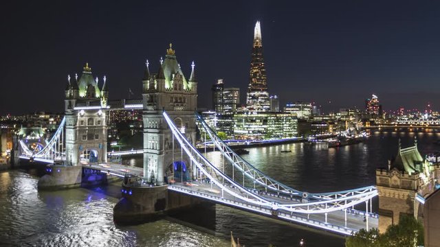 Timelapse der beleuchteten Tower Br&uuml;cke in London bei Nacht mit Verkehr auf Stra&szlig;e und Wasser, Gro&szlig;britannien