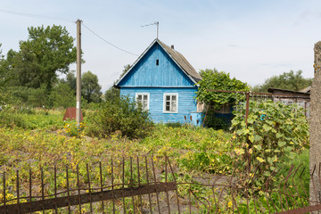 Typisches Wohnhaus in der radioaktiven Tschernobyl-Sperrzone in Belarus (Weißrussland)
