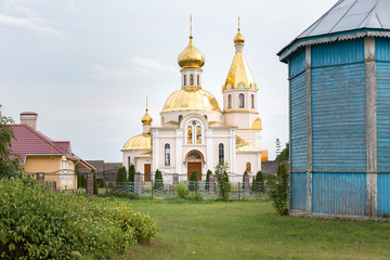 Fototapeta na wymiar Weißrussisch Orthodoxe Kirche in einem Dorf Belarus, Weißrussland