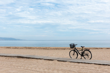 Obraz premium Una bicicleta en la playa